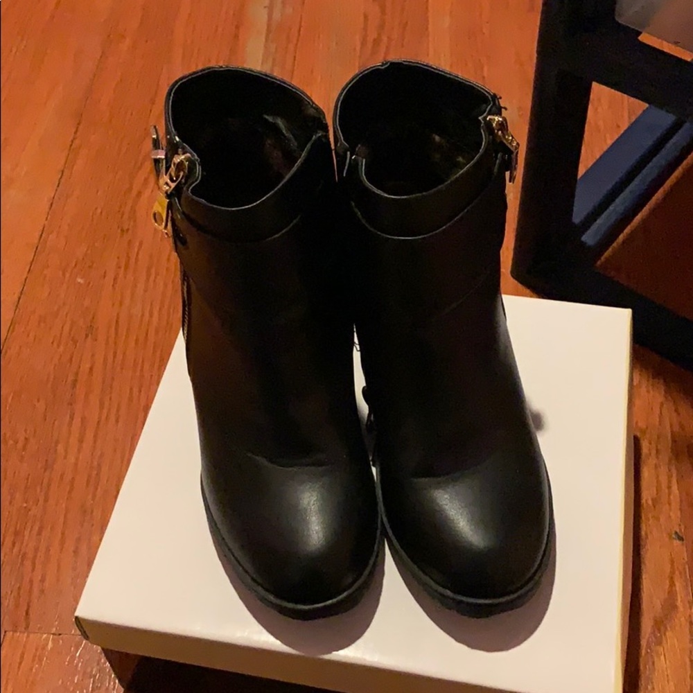 Size 7 Bella Marie shoes